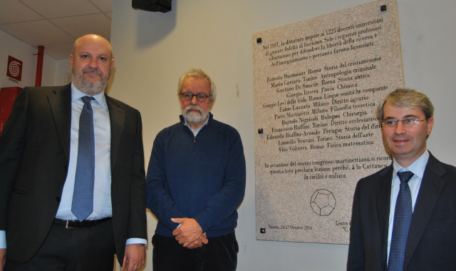 Coen Porisini, Minazzi e il sindaco Galimberti accanto alla targa