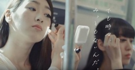 Giappone, campagna anti-donne che si truccano in treno: è polemica
