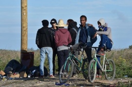 Calais, seconda notte all'addiaccio per centinaia minori migranti