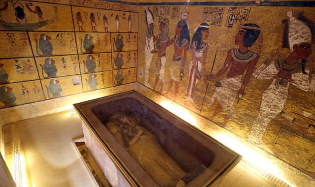 Si è appena inaugurata la mostra «L’Egitto di Tutankhamon» allestita nel museo Castiglioni a Villa Toeplitz a Varese con una riproduzione fedele della camera funeraria del sovrano e un approfondimento sulla vita quotidiana dell’antica civiltà