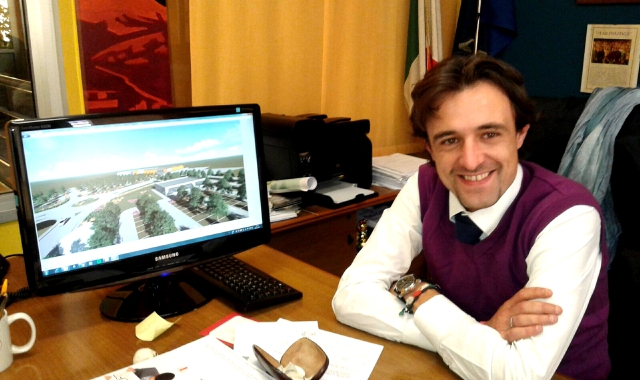 Il sindaco Guzzetti al lavoro sulla documentazione inviata da Aries 2000 (foto Blitz)