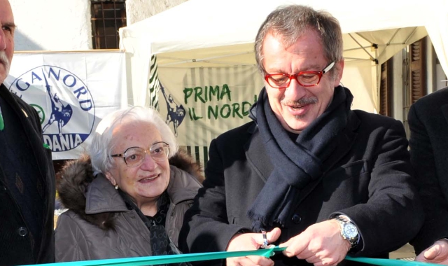Roberto Maroni con la mamma Alice Brianza nel 2013, all’inaugurazione della sede leghista di Lozza (Foto Archivio)