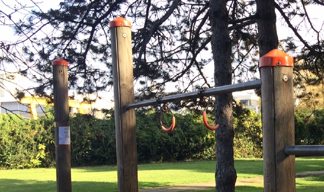 Una panchina fatta a pezzi all’interno del parco