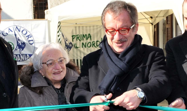 Alice Brianza col figlio Roberto Maroni all’inaugurazione della sede della Lega Nord di Lozza