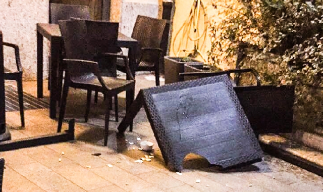 Sedie e tavolini distrutti dalla furia di un ragazzino (Blitz)