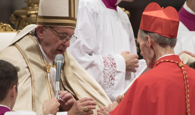 Monsignor Renato Corti riceve la berretta cardinalizia da Papa Francesco