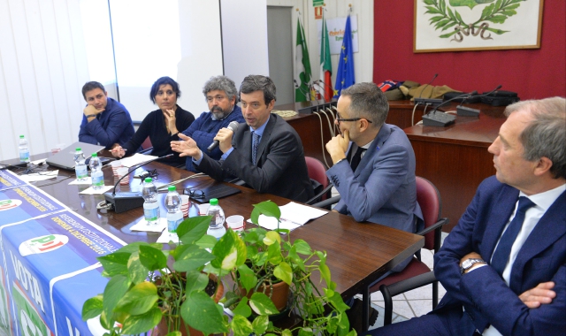 Il ministro Andrea Orlando, al centro del tavolo dei relatori (Blitz)