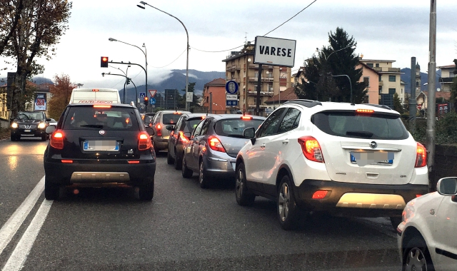 La solita fila di veicoli all’ingresso di Varese (Blitz)