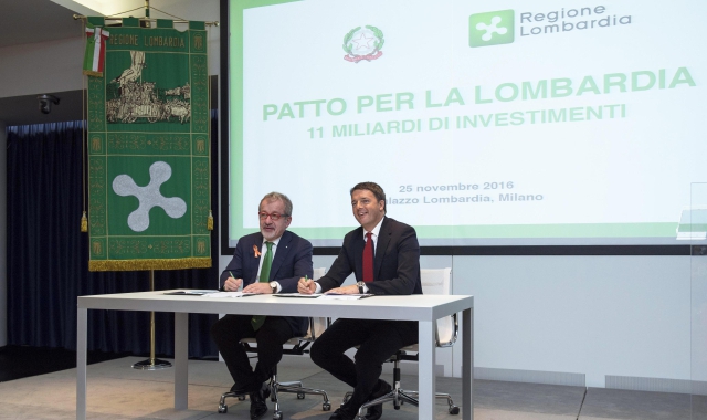 Roberto Maroni e Matteo Renzi alla firma del “Patto Lombardia” (Ansa)