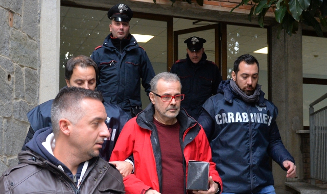 Leonardo Cazzaniga scortato dai carabinieri