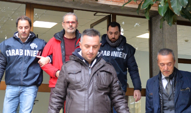 Leonardo Cazzaniga accompagnato fuori dell’ospedale di Saronno (Blitz)