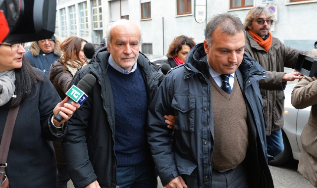 Fabrizio Frattini (sinistra) e l’avvocato Gianluigi Tizzoni all’uscita dalla caserma dei carabinieri di Saronno (Blitz)