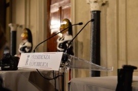Braccio di ferro nel Pd, Renzi tiene punto: governo con tutti