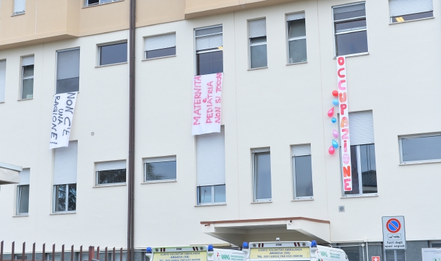 Gli striscioni dell’occupazione pacifica dell’ospedale Ondoli di Angera
