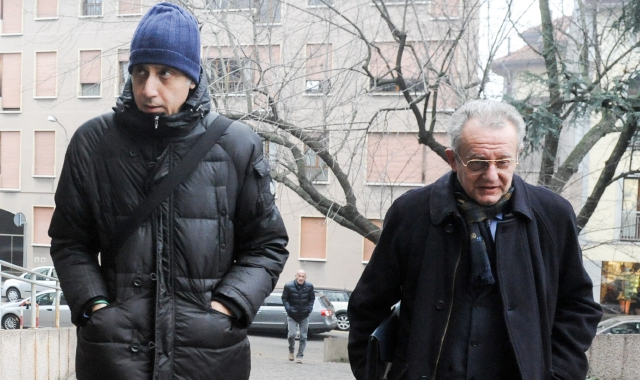L’arrivo dell’ex direttore  di presidio Paolo Valentini (a sinistra) per l’interrogatorio in Procura col suo avvocato Renato Mantovani