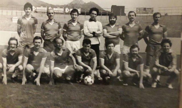 Primi anni ottanta, Gandini e Marotta, primi da destra rispettivamente in piedi e accosciato, in campo a Masnago con la formazione dei giornalisti della Prealpina