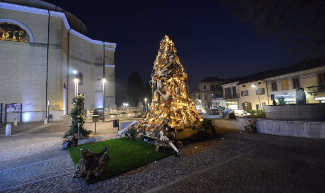 L’albero di Natale di Adriano Caprioli (foto Liliana Forina)