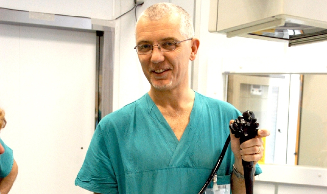 Qui sopra, il monoblocco del Circolo, dove è stato compiuto il furto di macchinari. Nella foto grande, il direttore della Gastroenterologia Sergio Segato