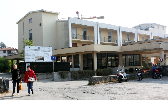 L’ingresso dell’ospedale di Cittiglio (Foto Archivio)