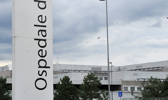 L’ingresso dell’ospedale di Legnano (Foto Pubblifoto)