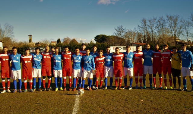 Sestese e Varese schierate insieme prima del calcio d’inizio (foto Ezio Macchi)