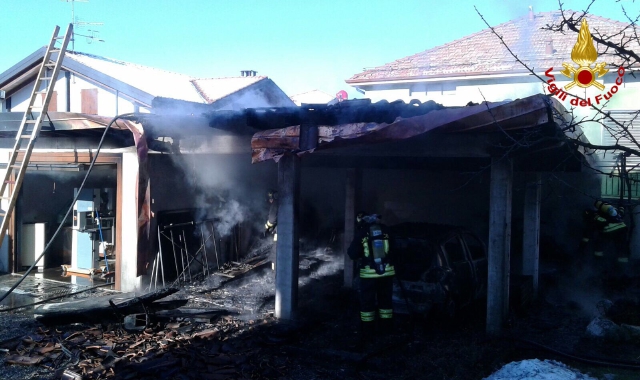 Garage in fiamme a Varano