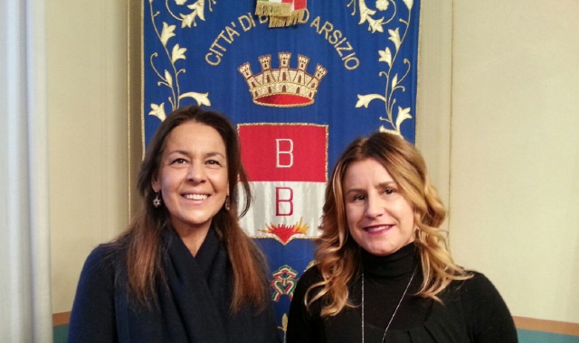 L’assessore Miriam Arabini con Elisabetta Marca, presidente di Eva Onlus