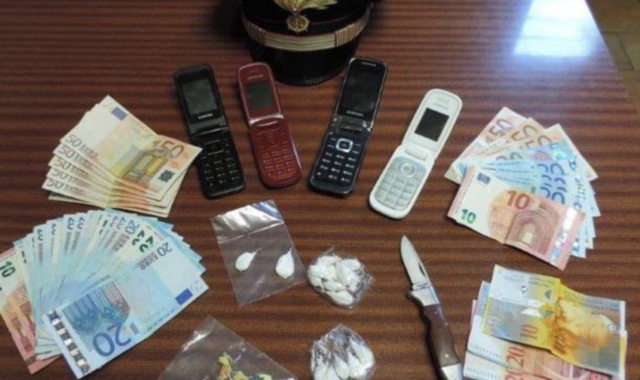 Droga, cellulari e contanti sequestrati dai carabinieri