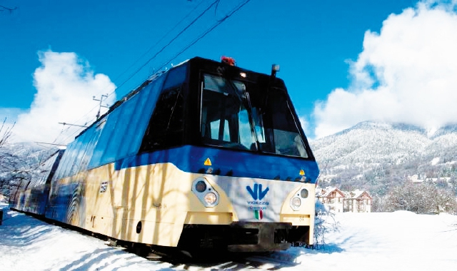 La Ferrovia Vigezzina, che si collega alla svizzera Centovalli, viaggia nella neve incorniciata dalle Alpi piemontesi. Una nuova iniziativa, valida fino al 28 febbraio, propone 13 soste golose nei paesi più belli toccati dalla linea. Si degustano speciali