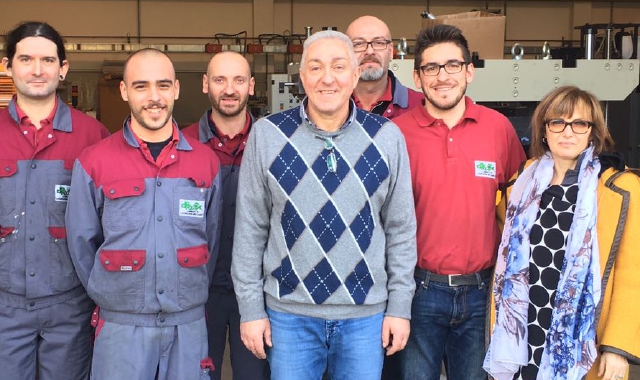 Al centro Alessandro Girola, titolare della Erresse srl di Cairate, con i suoi dipendenti che hanno voluto ringraziarlo con un video