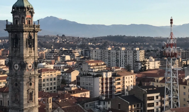 Il campanile del Bernascone con accanto il traliccio della telefonia (Blitz)