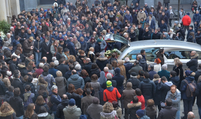 Una grande folla in basilica per l’addio a Luca (Foto Blitz)