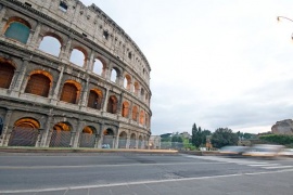Roma, incide il nome sul Colosseo: denunciata una turista francese