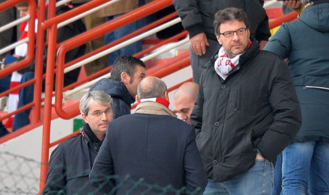 Gabriele Ciavarrella (di spalle) con il sindaco Galimberti e l’onorevole Giorgetti sulle tribune dell’Ossola  (Foto Blitz)