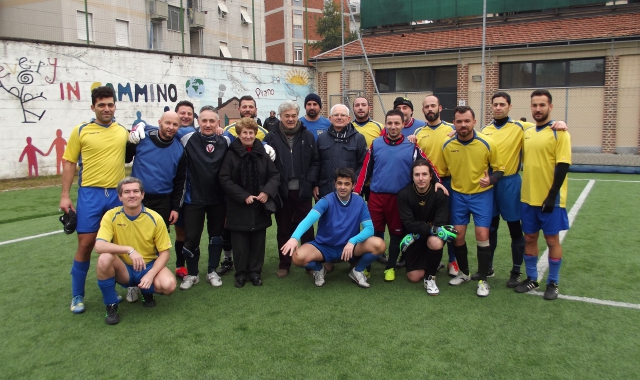 La vedova Di Puppo con alcuni atleti e organizzatori del Memorial che si svolge a Casbeno
