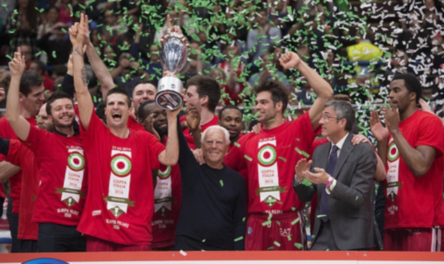 Giorgio Armani festeggia con la squadra la sesta Coppa Italia della sua storia