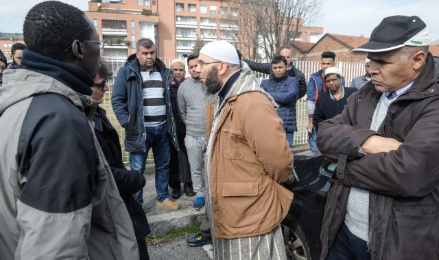 L’imam Ayed Djellil coi componenti della comunità islamica (Blitz)