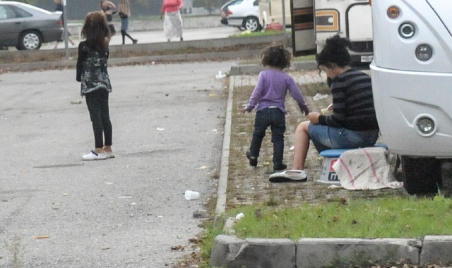 I bambini dei sinti nell’accampamento di via Lazzaretto a Cedrate (Foto Blitz)