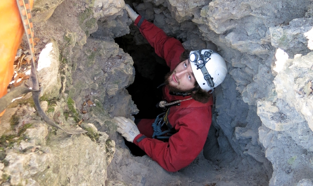 Uno speleologo del Cai riaffiora in superficie dopo l’esplorazione