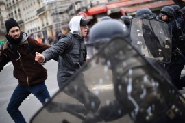Francia, disordini a manifestazione anti-polizia a Parigi