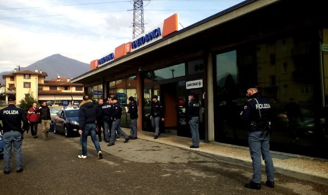 I carabinieri in via Jamoretti, di fronte all’agenzia teatro della tentata rapina