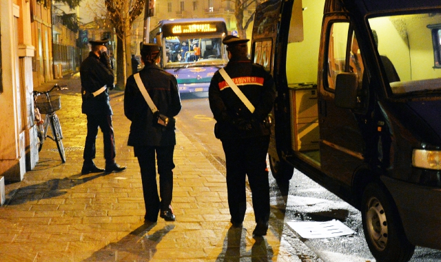 Veri Carabinieri  pattugliano le vie della città durante la sera