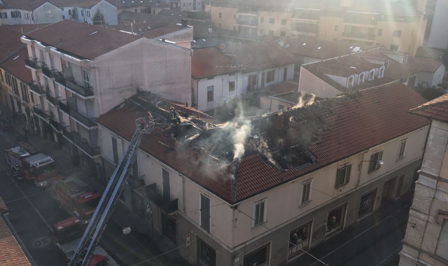 Il tetto del palazzo devastato dalle fiamme (Blitz)
