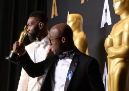 Dai nastri blu ai discorsi anti Trump, politica domina gli Oscar