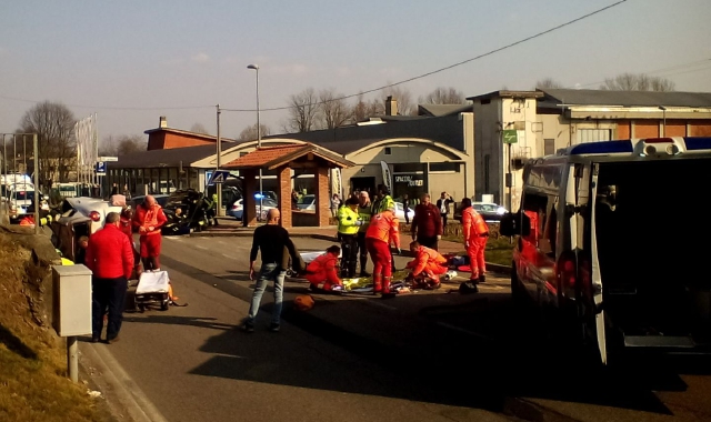 I soccorsi sul luogo dell’incidente, a Galliate Lombardo (foto piesse)
