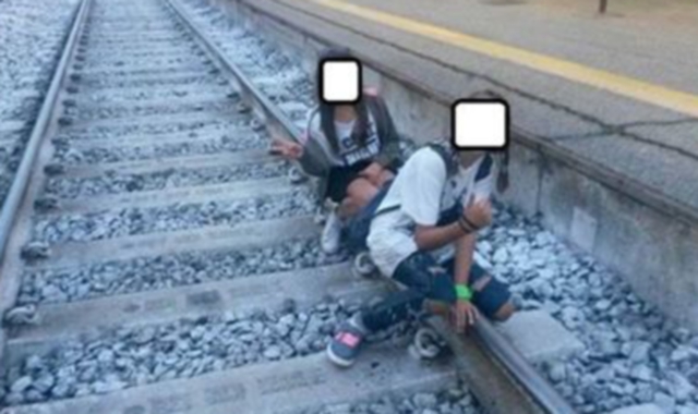 Due ragazze in posa sui binari della ferrovia: l’immagine è tratta dal sito Fanpage.it