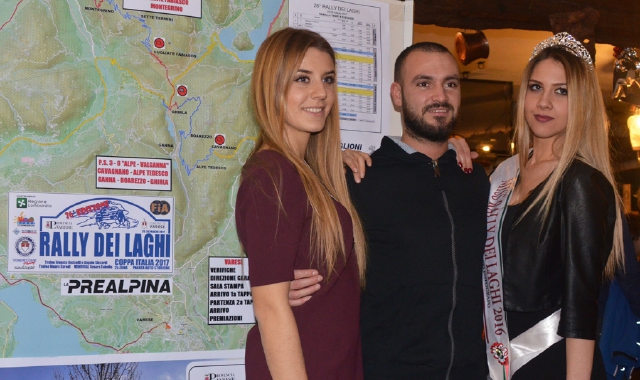 Beato tra le donne: il forte pilota il varesino Andrea Crugnola tra le due Miss Rally Alexia Cunico (2013) e Martina Piazzo (2016)