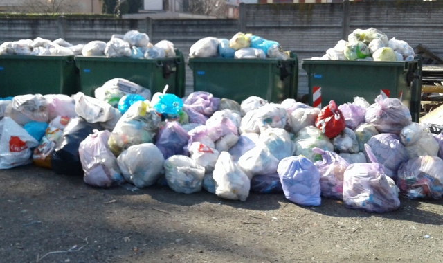 I sacchi lasciati nel cortile del magazzino comunale di Somma in attesa del ritiro