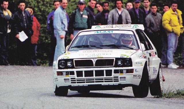 Fabrizio Gallio sulla Lancia Delta con cui vinse il Laghi 1995. Nell’altra foto è con i vincitori del 2016, Simone Miele e Roberto Mometti (foto Enrico Maiocchi)