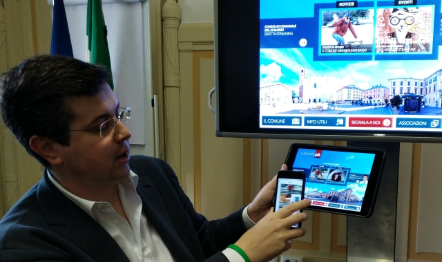 Il sindaco Andrea Cassani mostra la nuova app, costata 8mila euro